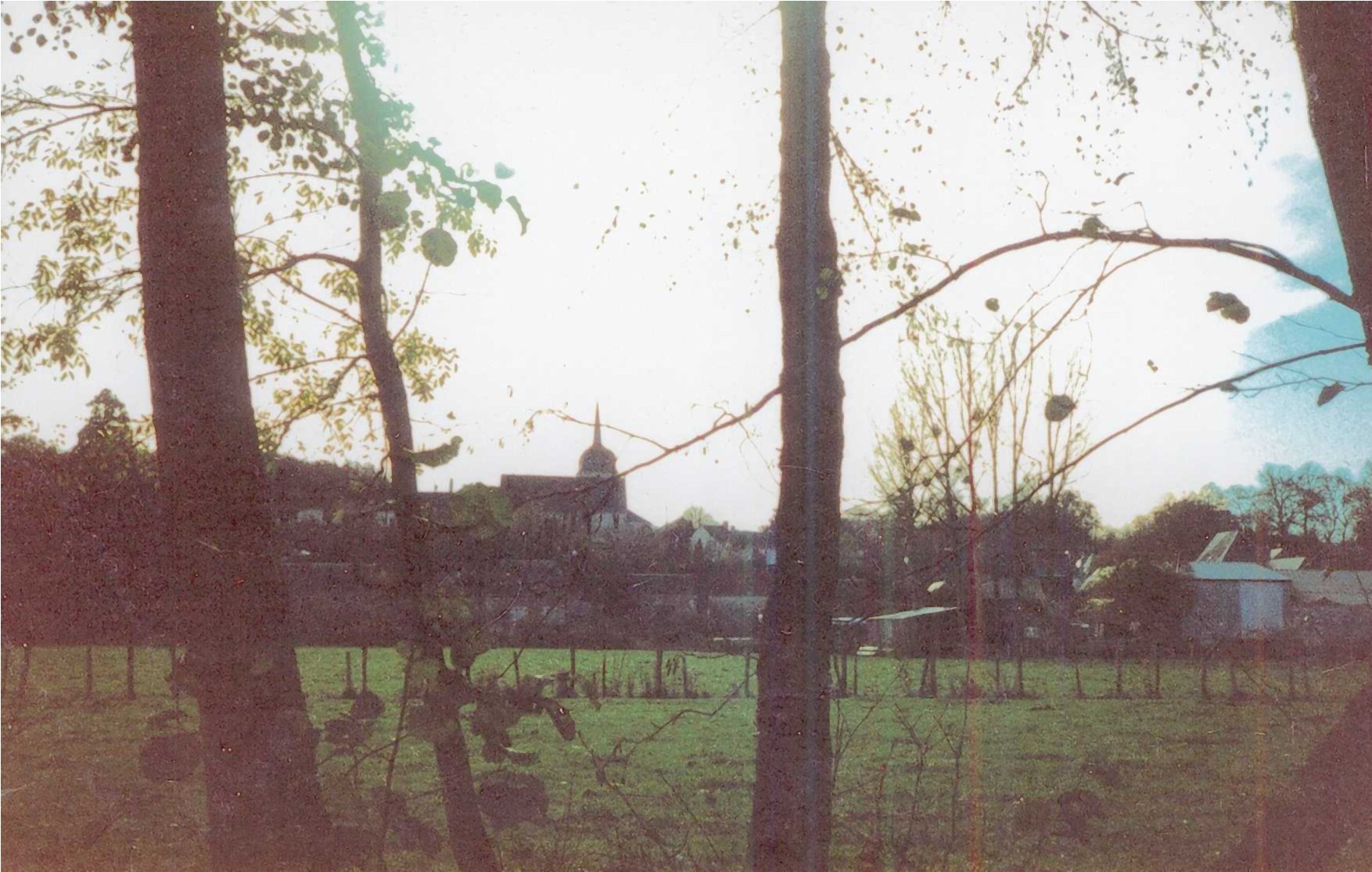 Le bourg de Beaumont vu de loin